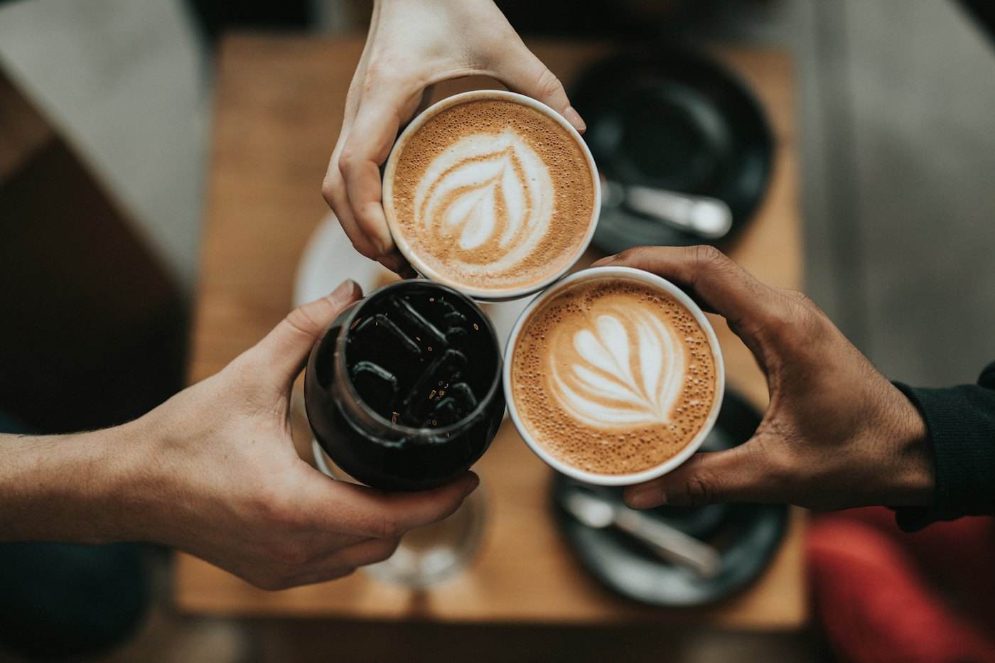 Dos personas brindando con tazas de café